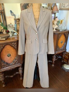 Vintage Sexy Confident Business Well-Tailored-Style Warm Gray Pin-Triped Suit